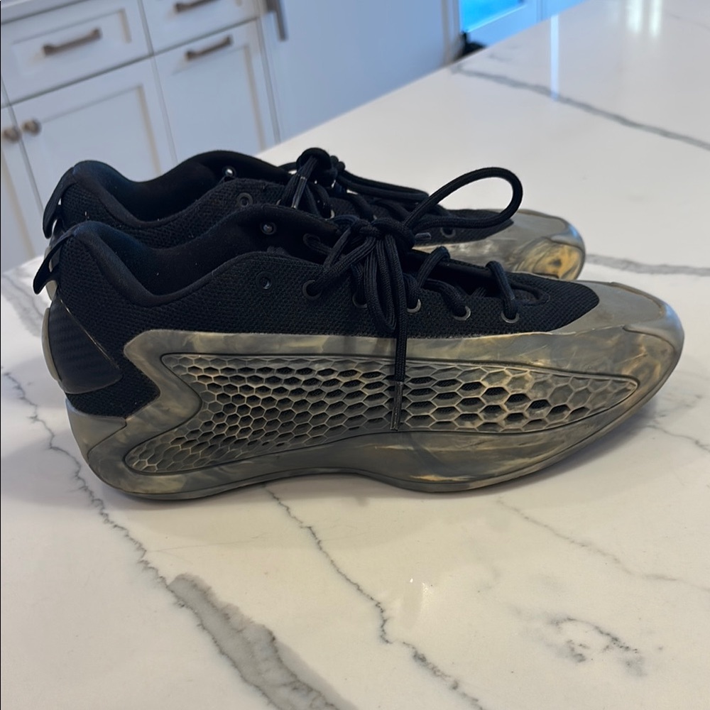 Men's gently worn adidas AE low  basketball Black and Gray Shoes size men's 8